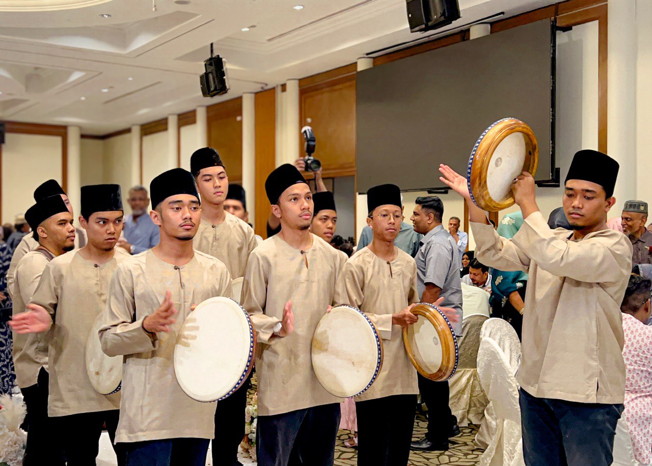 Photo 6325359643362180636 Y